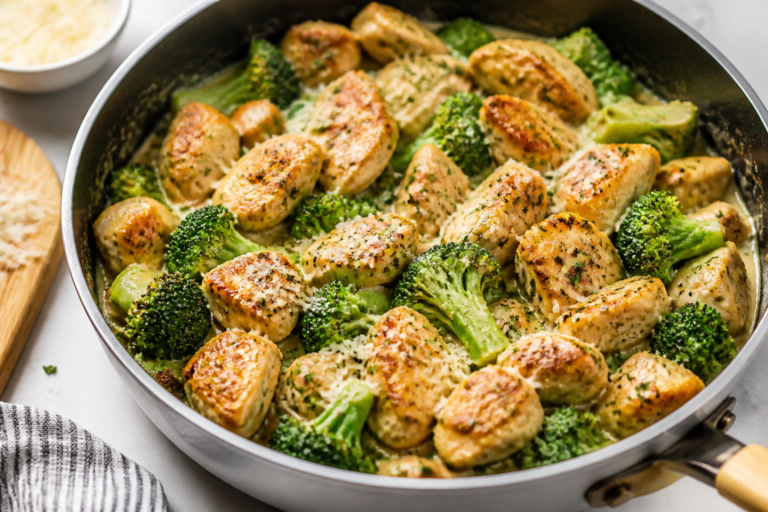 Garlic Parmesan Chicken & Broccoli Skillet – A Fast, Flavor-Packed Weeknight Dinner